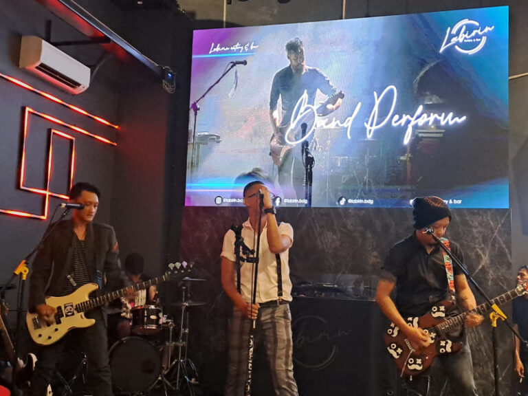Band Asal Bandung Ombram Gelar Mini Tur dari Kafe ke Kafe untuk Kenalkan 3 Single Terbarunya