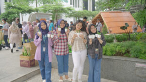 Employee Engagement: Bio Farma Libatkan Karyawan Lestarikan Lingkungan melalui Program 'Bottle Exchange with Plants'