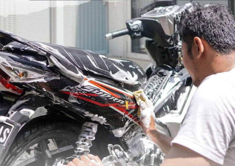 Tips Mencuci Sepeda Motor Sendiri Biar Lebih Maksimal