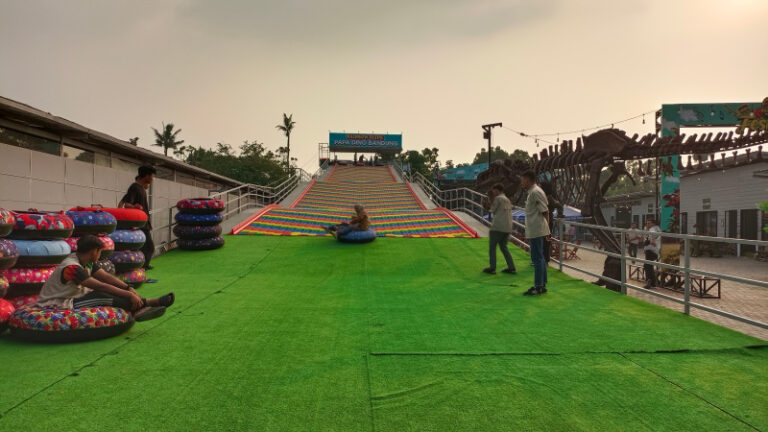 Rainbow Slide Pertama di Tengah Kota Bandung Kini Hadir di Papa Dino Kiara Arthapark, Cocok Liburan Bareng Keluarga