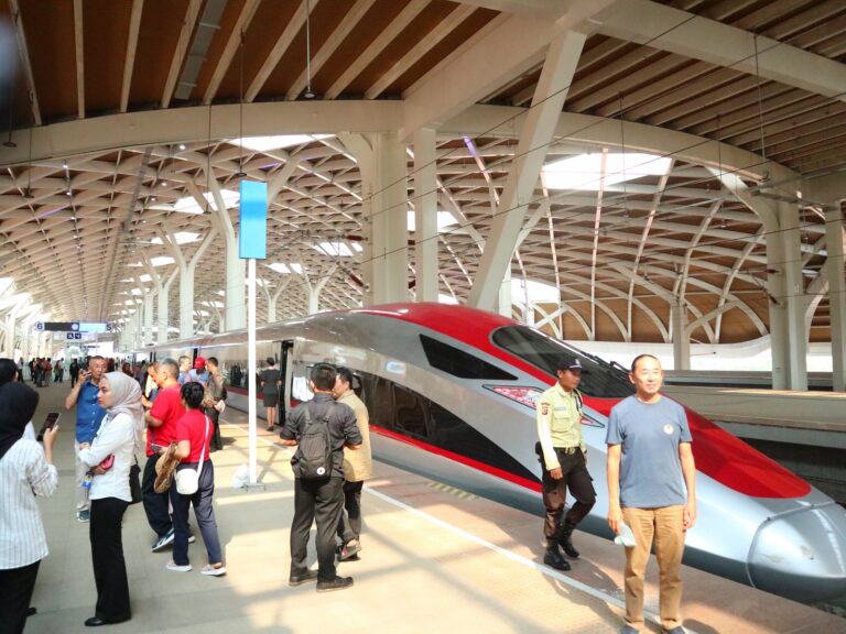 Ingin Dapat Tiket Gratis Kereta Cepat Jakarta – Bandung? Ini Cara dan Syaratnya