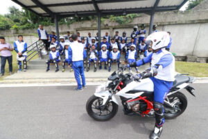 Alasan Menurunkan Kaki Kiri Terlebih Dahulu saat Berhenti dengan Sepeda Motor