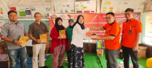 Penyerahan sealer untuk produk kemasan dari PT Pos Indonesia kepada Kelompok Wanita Tani Desa Cilembu