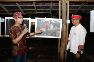 Komunitas Semut Foto (KSF) Kolaborasi dengan Saung Angklung Udjo Menggelar Pameran Foto dengan Tema Satu Gambar Seribu Cerita Komunitas Semut Foto (KSF) Kolaborasi dengan Saung Angklung Udjo Menggelar Pameran Foto dengan Tema Satu Gambar Seribu Cerita