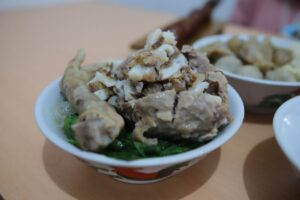 Salah satu destinasi kuliner di kota Bandung yang ramai dikunjungi adalah Bakso Sedjahtera