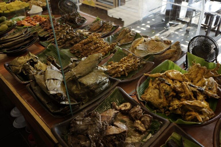 Rekomendasi Rumah Makan Sunda di Bandung, Salah Satunya Restoran Laksana Ahmad Yani