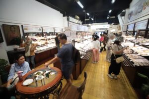 Rekomendasi Wisata Kuliner Jajanan Pasar dan Jadoel di Bandung, Salah Satunya Toko Kue Lakker