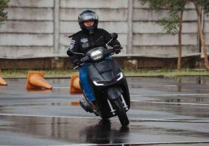 Waspadai jalan saat musim hujan