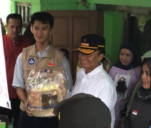 PJ Bupati Sumedang, Herman Suryatman Melakukan monitoring kegiatan PTMGRMD yang dilaksanakan oleh mahasiswa Unisa Bandung di Desa Conggeang Wetan, Selasa (28/03)