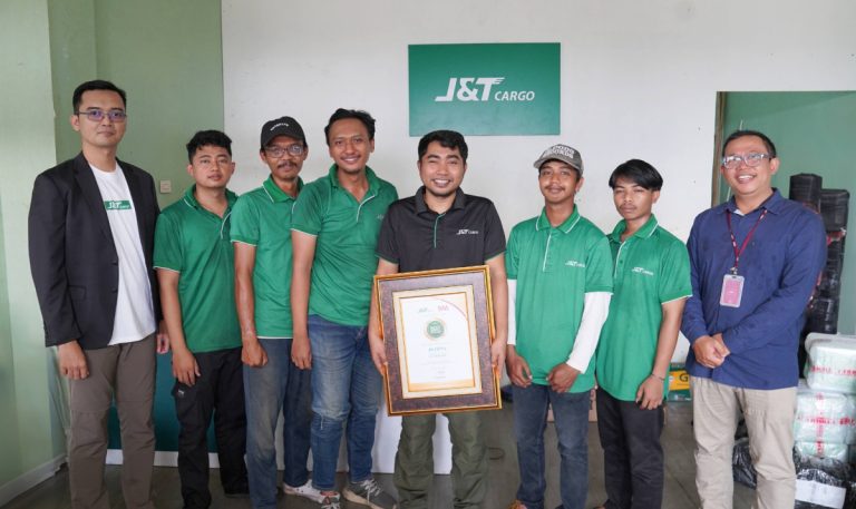 J&T Cargo Kasih Penghargaan ‘Best Service Outlet’ Kepada Mitra Dengan Pelayanan Terbaik
