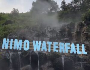 Nimo Waterfall merupakan wahana wisata terbaru di Ciwidey yang menawarkan pemandian air panas di tengah hutan. Foto: Instagram @nimojunglehotspring