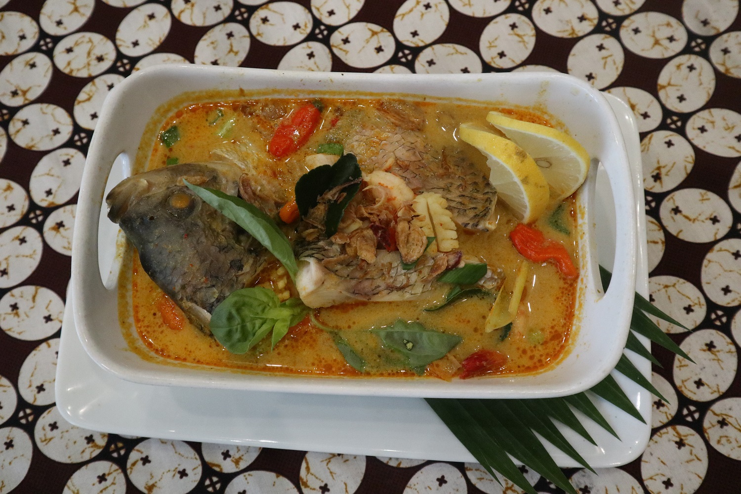 Gule Ikan Sambal Gunung, salah satu menu andalan di Sindang Reret Bandung. Foto: Yusuf/ Destinasi Bandung