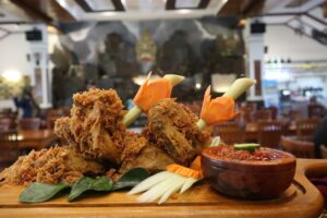 Menu Ayam Rempah si Raja kini bisa dinikmati di Sindang Reret Surapati Bandung. Foto: Yusuf/ Destinasi Bandung