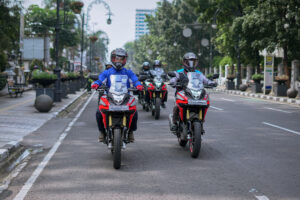 Cara Aman Mendahului Kendaraan di Jalan Raya saat Menggunakan Sepeda Motor