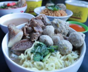 Bakso Semar menyajikan berbagai paket komplit yang bisa dinikmati pecinta kuliner. Foto: Yusuf/ Destinasi Bandung