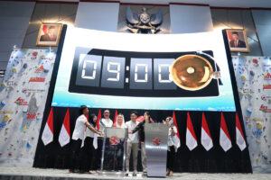 Penekanan Bel Perdagangan BEI Dalam Rangka Literasi Keuangan Bersama Para Atlet Panjat Tebing Indonesia