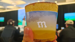 Cookie Cup yakni gelas yang terbuat dari kue untuk minum kopi yang bisa langsung dimakan karya Monday Coffee Co