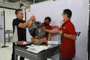 ebanyak 6 teknisi sepeda motor Honda perwakilan PT Astra Honda Motor (AHM) siap menunjukkan performa terbaiknya dalam gelaran Honda Asia & Oceania Motorcycle Technician Skill Contest (AOC)
