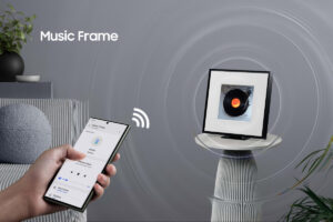 Samsung Music Frame bisa terhubung dengan mudah ke smartphone sehingga pengguna bisa mendengar musik pilihan mereka dengan kualitas suara yang powerful Samsung Music Frame bisa terhubung dengan mudah ke smartphone sehingga pengguna bisa mendengar musik pilihan mereka dengan kualitas suara yang powerful