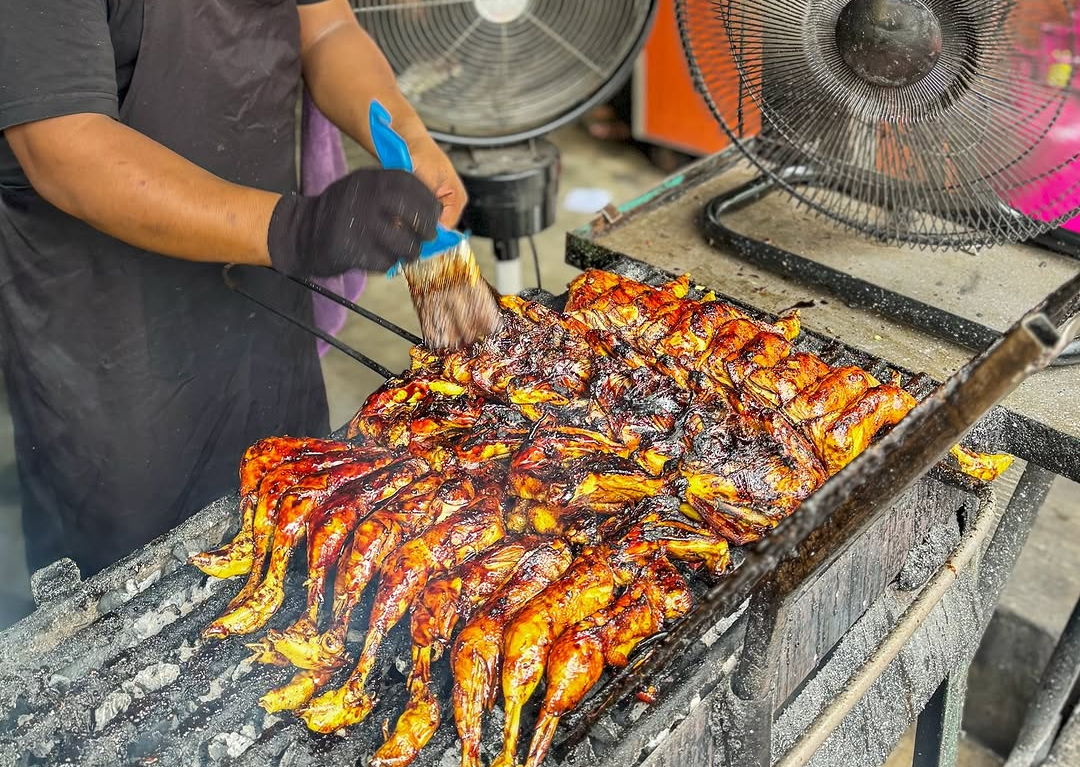 tempat kuliner enak di bandung, warung nasi ibu imas. foto:IG@warungnasiibuimas