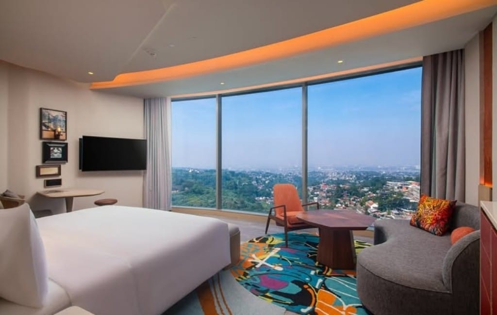 Salah satu kamar di hotel Indigo Bandung dengan pemandangan pegunungan di kawasan Dago Bandung. Foto: Instagram @hotelindigo_bandung