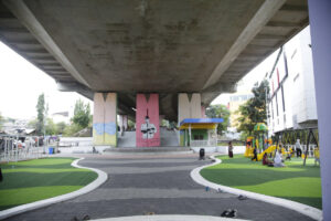 Tempat Wisata Taman Film Bandung Hadir dengan Wajah Baru: Lebih Nyaman, Bersih, dan Ramai Pengunjung Revitalisasi tempat wisata Bandung Taman Film yang terletak di bawah flyover Pasupati telah selesai dilakukan. Kini, tempat wisata Bandung Taman Film tersebut kembali menjadi pusat aktivitas warga dengan suasana yang nyaman dan fasilitas yang memadai. Sekelompok warga terlihat menikmati berbagai kegiatan di tempat wisata Bandung Taman Film setelah revitalisasi. Kemudahan akses dan kenyamanan menjadi faktor utama yang menarik pengunjung untuk kembali meramaikan taman ini. “Senang sekali bisa bermain dengan cucu di sini tanpa perlu mengeluarkan biaya. Kalau masuk wahana lain, biasanya harus bayar,” ujar Wati, warga Kelurahan Tamansari, pada Selasa, 14 Januari 2025. Wati mengaku bahwa sejak revitalisasi, ia sering membawa anak dan cucunya untuk menghabiskan waktu di Taman Film. Menurutnya, taman ini kini lebih bersih dan nyaman dibandingkan sebelumnya. Selain menjadi tempat bermain keluarga, Taman Film juga kembali menjadi lokasi berbagai kegiatan olahraga seperti senam sehat yang diminati banyak warga. “Selain senam, ada juga kegiatan lain seperti perempuan berkebaya, pengajian, dan menari,” kata Yeti, anggota klub Jantung Sehat. Yeti menambahkan, taman ini sangat ideal untuk berbagai aktivitas karena suasananya yang nyaman, terutama bagi para ibu-ibu yang gemar berfoto selfie. Tidak hanya untuk rekreasi dan olahraga, Taman Film juga dimanfaatkan oleh mahasiswa untuk menyelesaikan tugas kuliah mereka. “Fasilitasnya sekarang sangat nyaman untuk duduk dan berdiskusi. Bahkan, ada pameran seni rupa di ruang publik,” ungkap Alya, seorang mahasiswa ITB, saat tengah mengerjakan proyek kuliahnya. Alya berharap revitalisasi Taman Film dapat membuat warga Bandung lebih bahagia. Ia percaya bahwa peningkatan kualitas fasilitas publik seperti ini dapat memberikan dampak positif bagi kehidupan masyarakat. Ia juga mengimbau para pengunjung untuk menjaga kebersihan taman agar tempat ini tetap terawat dan nyaman digunakan oleh semua orang. Dengan selesainya revitalisasi, Taman Film kembali menjadi ruang publik yang menarik dan bermanfaat bagi berbagai kalangan. Dari anak-anak hingga orang dewasa, semua dapat menikmati fasilitas yang tersedia sambil mengisi waktu luang dengan kegiatan yang bermanfaat. Tempat Wisata Taman Film Bandung Hadir dengan Wajah Baru: Lebih Nyaman, Bersih, dan Ramai Pengunjung Revitalisasi tempat wisata Bandung Taman Film yang terletak di bawah flyover Pasupati telah selesai dilakukan. Kini, tempat wisata Bandung Taman Film tersebut kembali menjadi pusat aktivitas warga dengan suasana yang nyaman dan fasilitas yang memadai. Sekelompok warga terlihat menikmati berbagai kegiatan di tempat wisata Bandung Taman Film setelah revitalisasi. Kemudahan akses dan kenyamanan menjadi faktor utama yang menarik pengunjung untuk kembali meramaikan taman ini. “Senang sekali bisa bermain dengan cucu di sini tanpa perlu mengeluarkan biaya. Kalau masuk wahana lain, biasanya harus bayar,” ujar Wati, warga Kelurahan Tamansari, pada Selasa, 14 Januari 2025. Wati mengaku bahwa sejak revitalisasi, ia sering membawa anak dan cucunya untuk menghabiskan waktu di Taman Film. Menurutnya, taman ini kini lebih bersih dan nyaman dibandingkan sebelumnya. Selain menjadi tempat bermain keluarga, Taman Film juga kembali menjadi lokasi berbagai kegiatan olahraga seperti senam sehat yang diminati banyak warga. “Selain senam, ada juga kegiatan lain seperti perempuan berkebaya, pengajian, dan menari,” kata Yeti, anggota klub Jantung Sehat. Yeti menambahkan, taman ini sangat ideal untuk berbagai aktivitas karena suasananya yang nyaman, terutama bagi para ibu-ibu yang gemar berfoto selfie. Tidak hanya untuk rekreasi dan olahraga, Taman Film juga dimanfaatkan oleh mahasiswa untuk menyelesaikan tugas kuliah mereka. “Fasilitasnya sekarang sangat nyaman untuk duduk dan berdiskusi. Bahkan, ada pameran seni rupa di ruang publik,” ungkap Alya, seorang mahasiswa ITB, saat tengah mengerjakan proyek kuliahnya. Alya berharap revitalisasi Taman Film dapat membuat warga Bandung lebih bahagia. Ia percaya bahwa peningkatan kualitas fasilitas publik seperti ini dapat memberikan dampak positif bagi kehidupan masyarakat. Ia juga mengimbau para pengunjung untuk menjaga kebersihan taman agar tempat ini tetap terawat dan nyaman digunakan oleh semua orang. Dengan selesainya revitalisasi, Taman Film kembali menjadi ruang publik yang menarik dan bermanfaat bagi berbagai kalangan. Dari anak-anak hingga orang dewasa, semua dapat menikmati fasilitas yang tersedia sambil mengisi waktu luang dengan kegiatan yang bermanfaat.