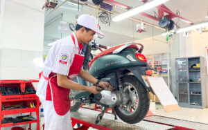 Pentingnya Merawat dan Memeriksa Sistem Kelistrikan Motor di Musim Hujan