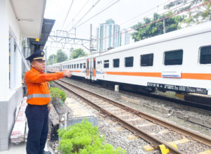 Demi Keselamatan Penumpang, Tugirin Pilih Tak Mudik: 12 Tahun Setia Menjaga Perlintasan Kereta Api