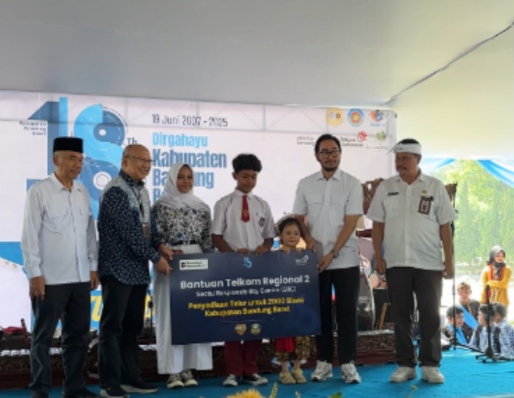 Telkom Regional 2 melalui Social Responsibility Center (SRC) memberikan dukungan nyata terhadap peningkatan gizi anak-anak sekolah. Foto: Telkom Witel Bandung
