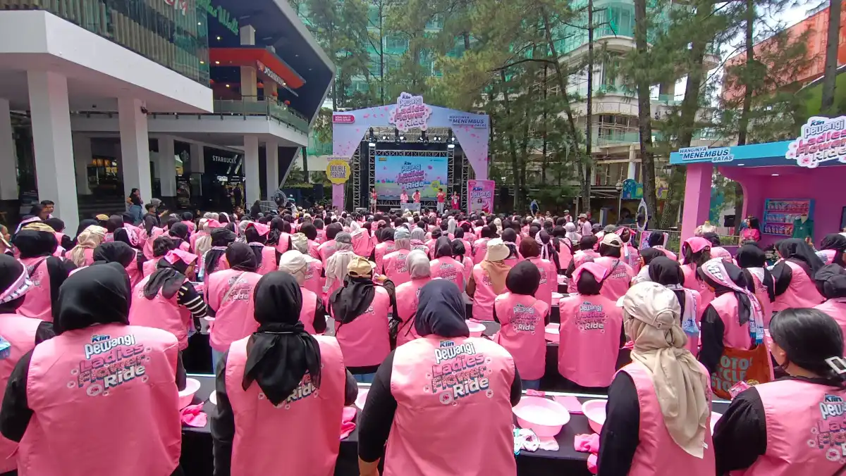 SoKlin Pewangi Ajak Ratusan Riders Perempuan Konvoi Keliling Bandung Tanpa Khawatir Bau dan Gerah