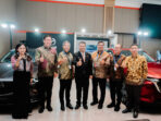 (kiri ke kanan) Ibu Viya Arsawireja Marketing & Communications General Manager, Bp. Ricky Thio, Chief Operating Officer PT Eurokars Motor Indonesia, Bp. Sugeng Kosim, Komisaris Utama PT Sunny Auto Sukses (Mazda Asia Afrika, Bandung), Ibu Audrey Leodora Kosim Direktur PT Sunny Auto Sukses (Mazda Asia Afrika, Bandung), bersama dengan Bp. Erwan Setiawan, Wakil Gubernur Jawa Barat membuka booth Mazda di GIIAS Bandung 2025 di Sudirman Grand Ballroom, pada hari ini (01/10).