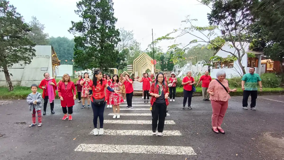 Rayakan Kebersamaan di Bawah Cahaya Bulan: Tim Olylife Bintang-Bintang Gelar Mooncake Festival di Kala Cemara Bandung