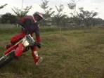 Cara Menikung Aman di Lintasan Tanah untuk Pengendara Offroad