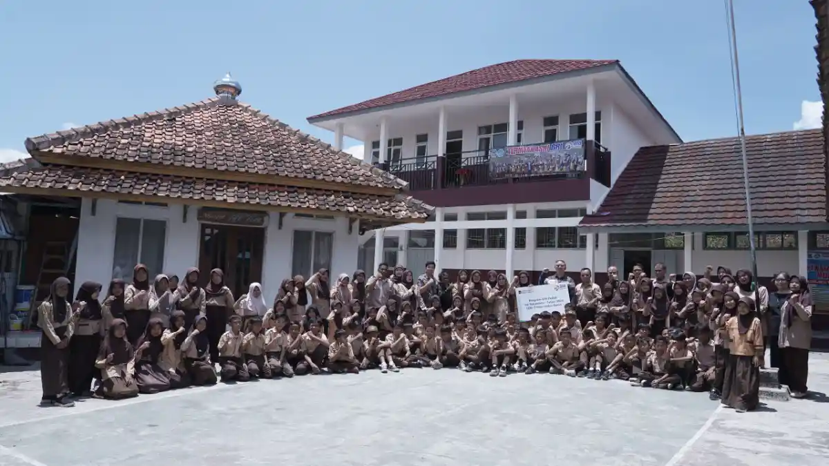 BRI Serahkan Bantuan Fisik Sekolah kepada SDN 7 Kota Kulon Garut melalui Program BRI Peduli 'Ini Sekolahku'
