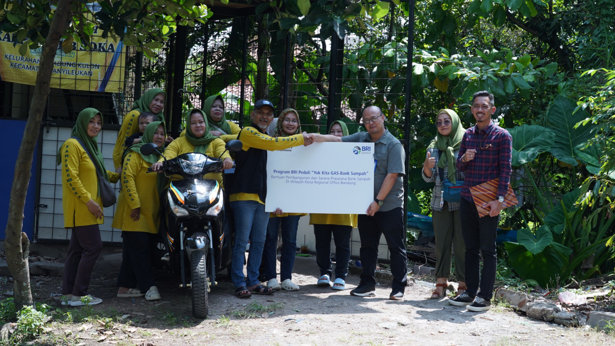 BRI Serahkan Bantuan Program TJSL Yok Kita GAS di Kota Bandung