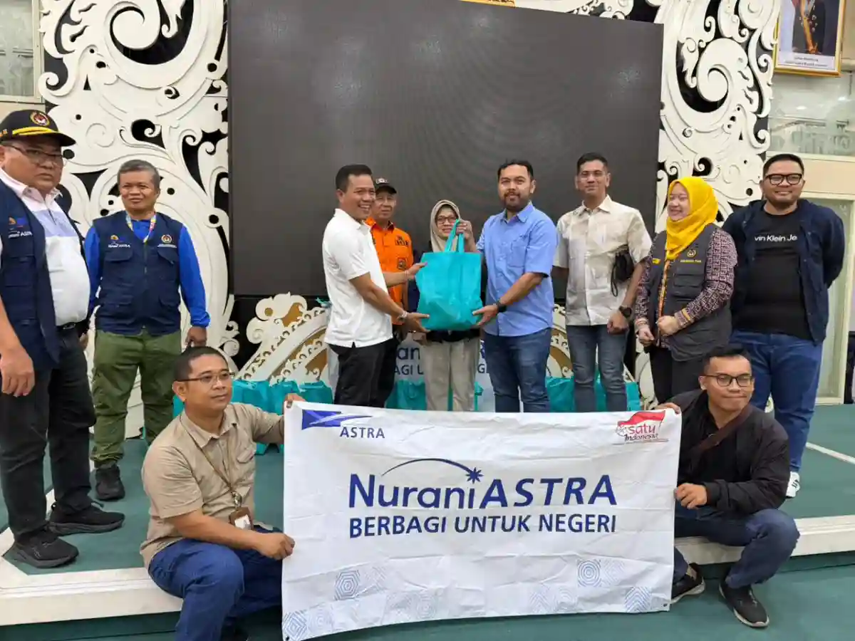 Kemenko PMK dan Nurani Astra melalui Perwakilan Grup Astra Bandung Salurkan Bantuan untuk Warga Terdampak Banjir & Longsor di Kabupaten Bandung