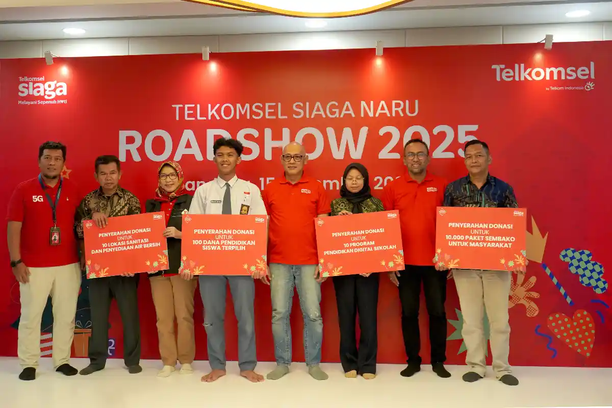 Telkomsel Sambungkan Senyuman Anak-Anak Yatim Piatu Jelang Natal di Bandung