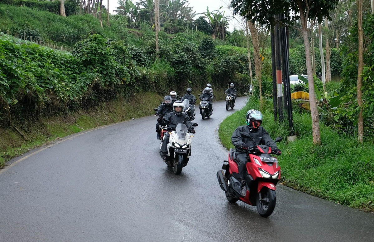 Tips Aman Berkendara di Tengah Hujan Deras, Tetap #Cari_Aman di Jalan Raya