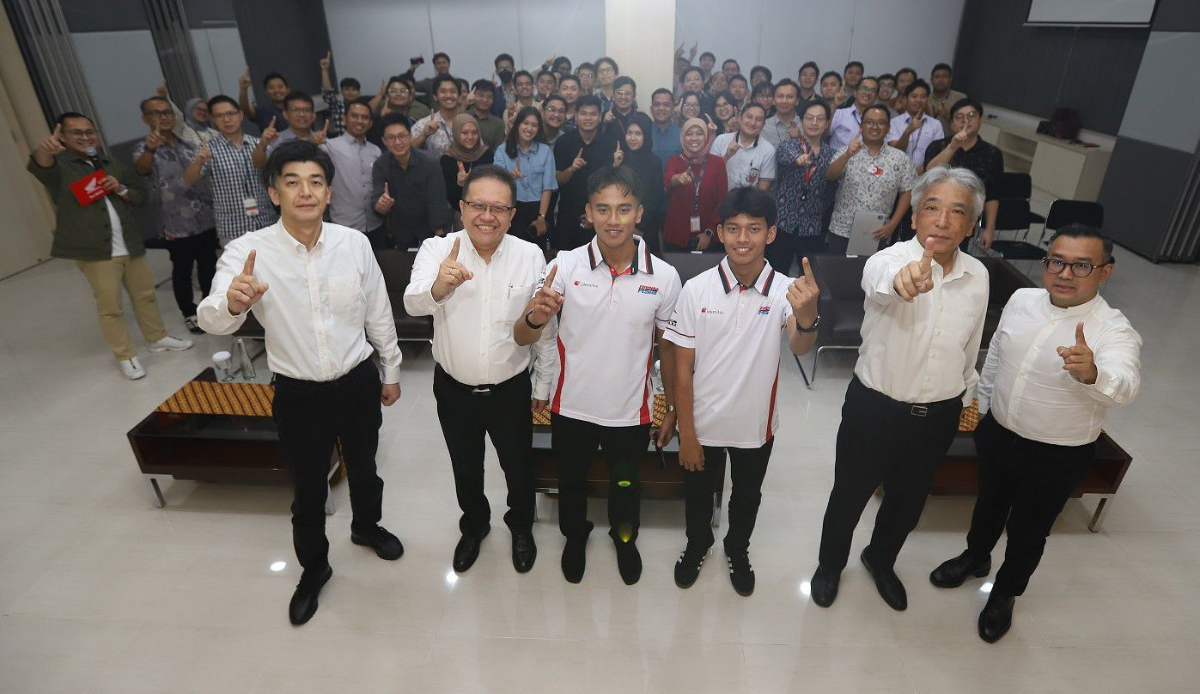 Mario Suryo Aji dan Veda Ega Pratama, lulusan AHRS, bersiap tampil di Grand Prix 2026 bersama Honda Team Asia. Ini perjalanan mereka menuju balap dunia.