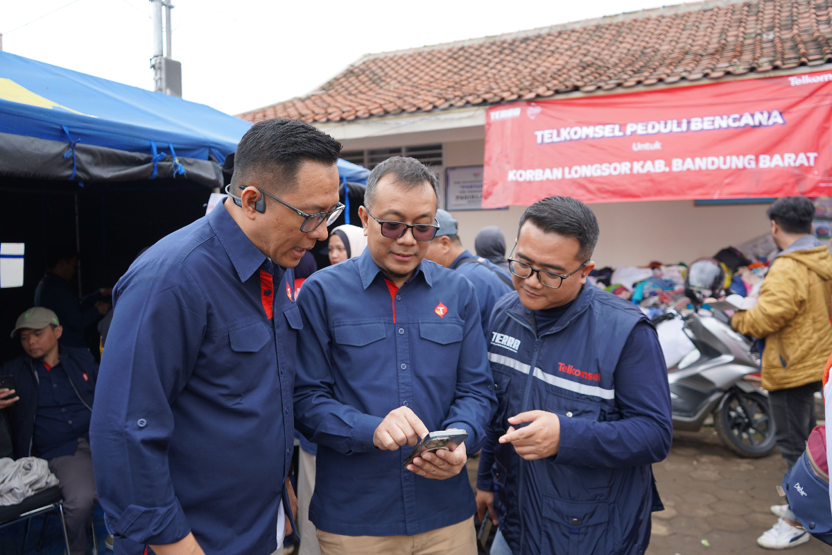 Telkomsel Salurkan Bantuan Sosial dan Pastikan Ketersediaan Jaringan Telekomunikasi Pasca Bencana Longsor di Kabupaten Bandung Barat