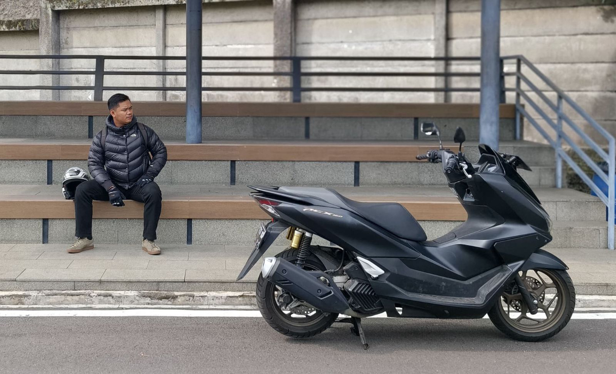 Ketahui tips istirahat yang tepat saat perjalanan jauh dengan sepeda motor agar tetap fokus, bugar, dan terhindar dari risiko kecelakaan.