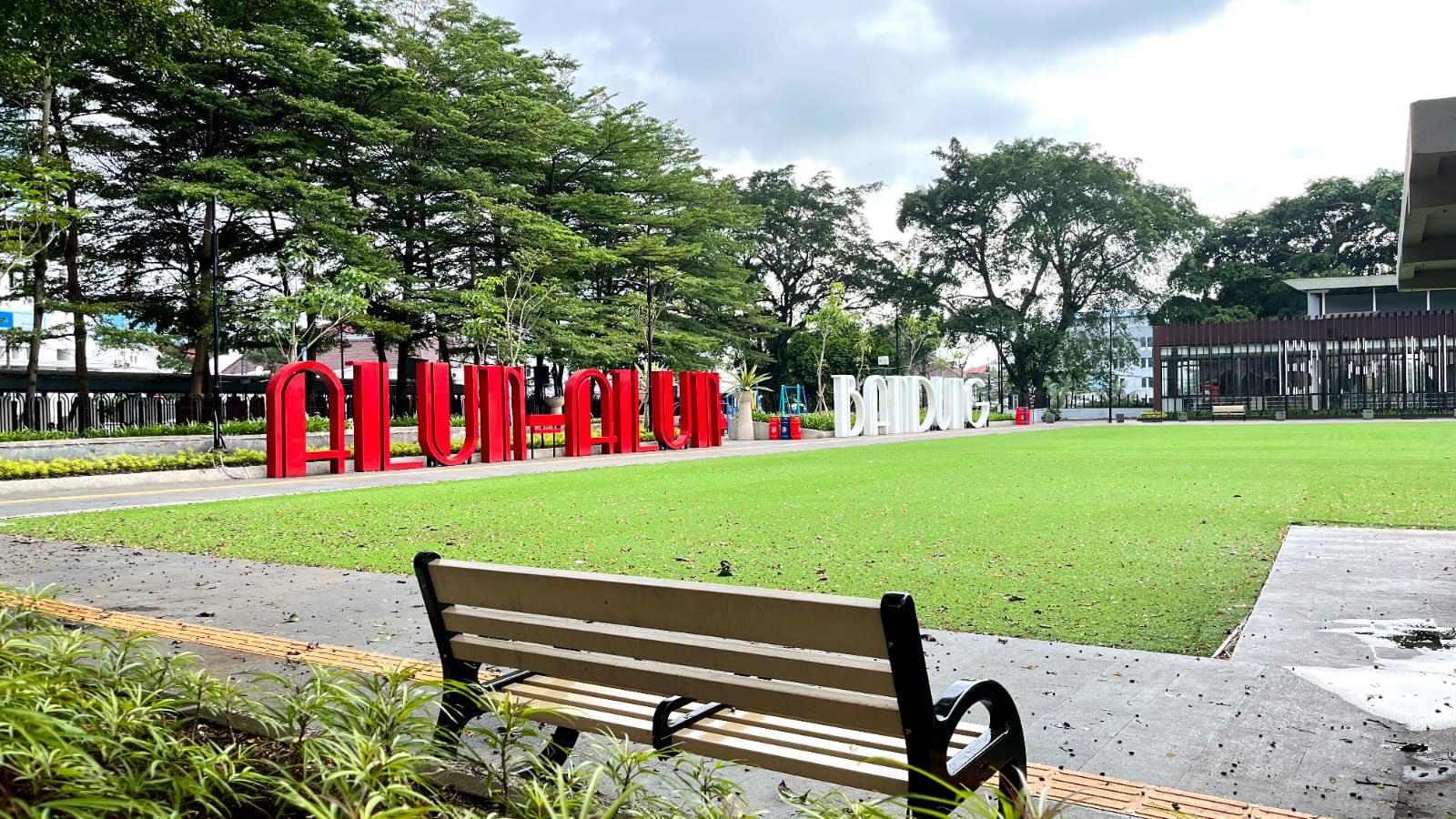 Revitalisasi Taman Alun-Alun Bandung Bikin Pengunjung Betah