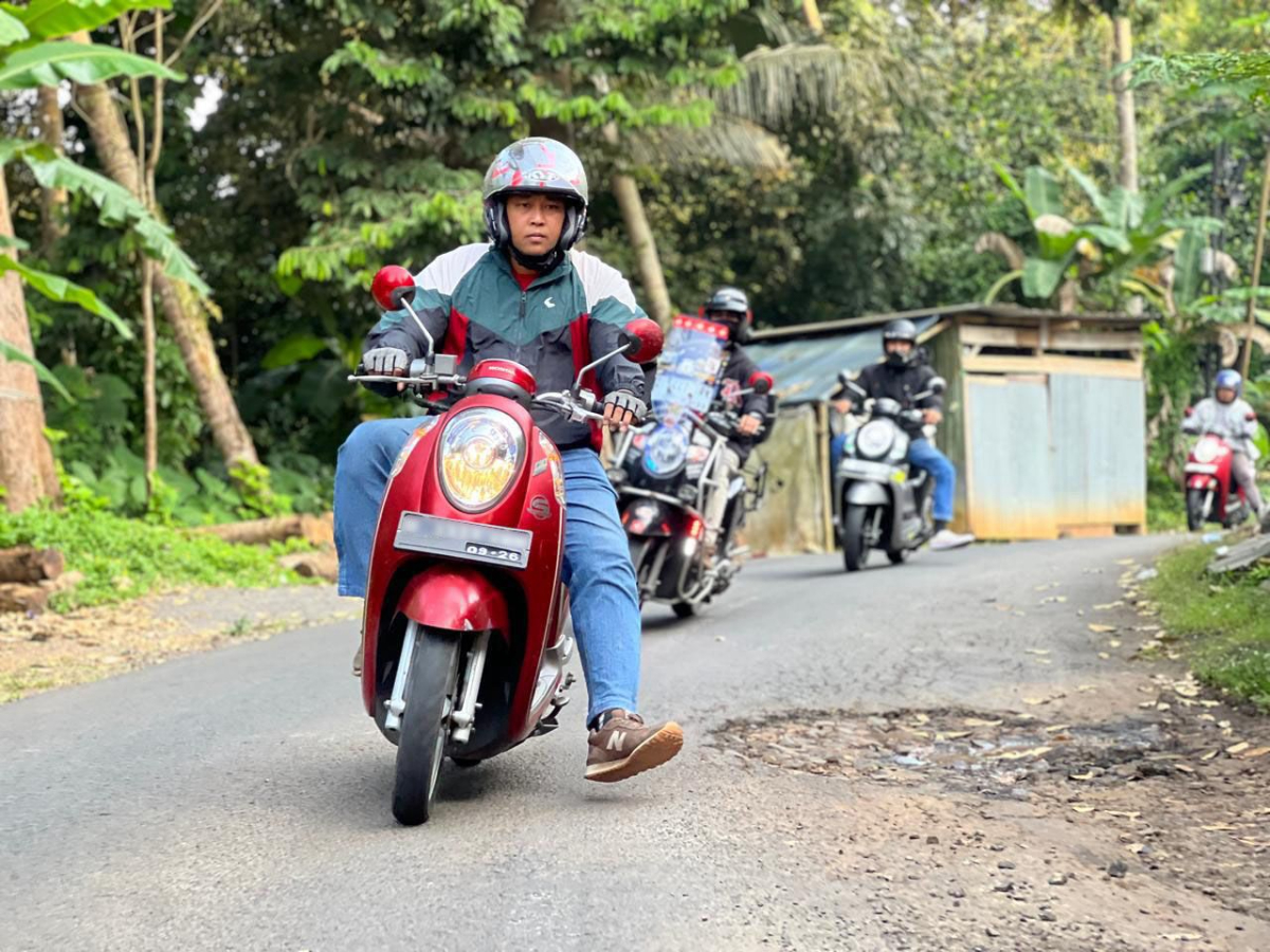 Cara Aman Melewati Lubang Jalan yang Tidak Sempat Terhindari