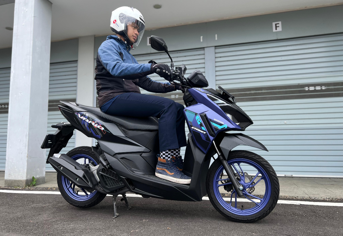 Ketahui 7 postur tubuh yang benar saat naik motor agar perjalanan lebih nyaman, stabil, dan aman di berbagai kondisi jalan.