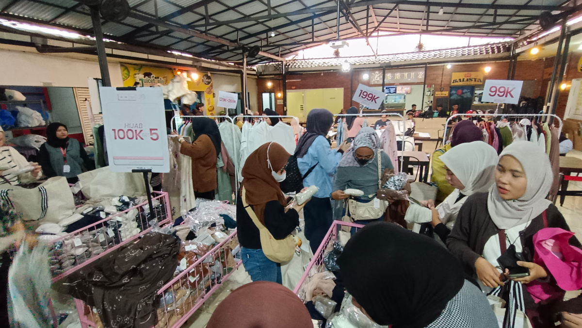 Lozy Big Warehouse Sale Vol 7, Lozy Hijab Bandung, Warehouse Sale Bandung 2026, Hijab Ramadan 2026, Promo Hijab Murah, Lozy Hijab Store Saparua, Tren Warna Pastel 2026, Modest Fashion Bandung, Hijab Lesti Kejora, Ramadan Tour 2026