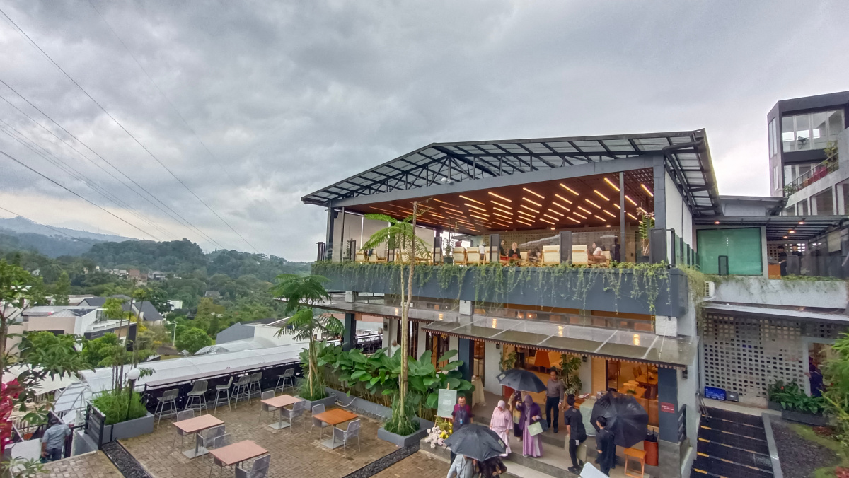 rumamenak Coffee & Eatery, cafe Dago Bandung, restoran Dago, tempat nongkrong di Bandung, agrowisata anggur Bandung, cafe view pegunungan Bandung, Vegemart rumamenak, kebun anggur Bandung, restoran outdoor Bandung, tempat meeting Bandung