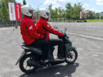Hindari Berboncengan dengan Memegang Behel Belakang Sepeda Motor