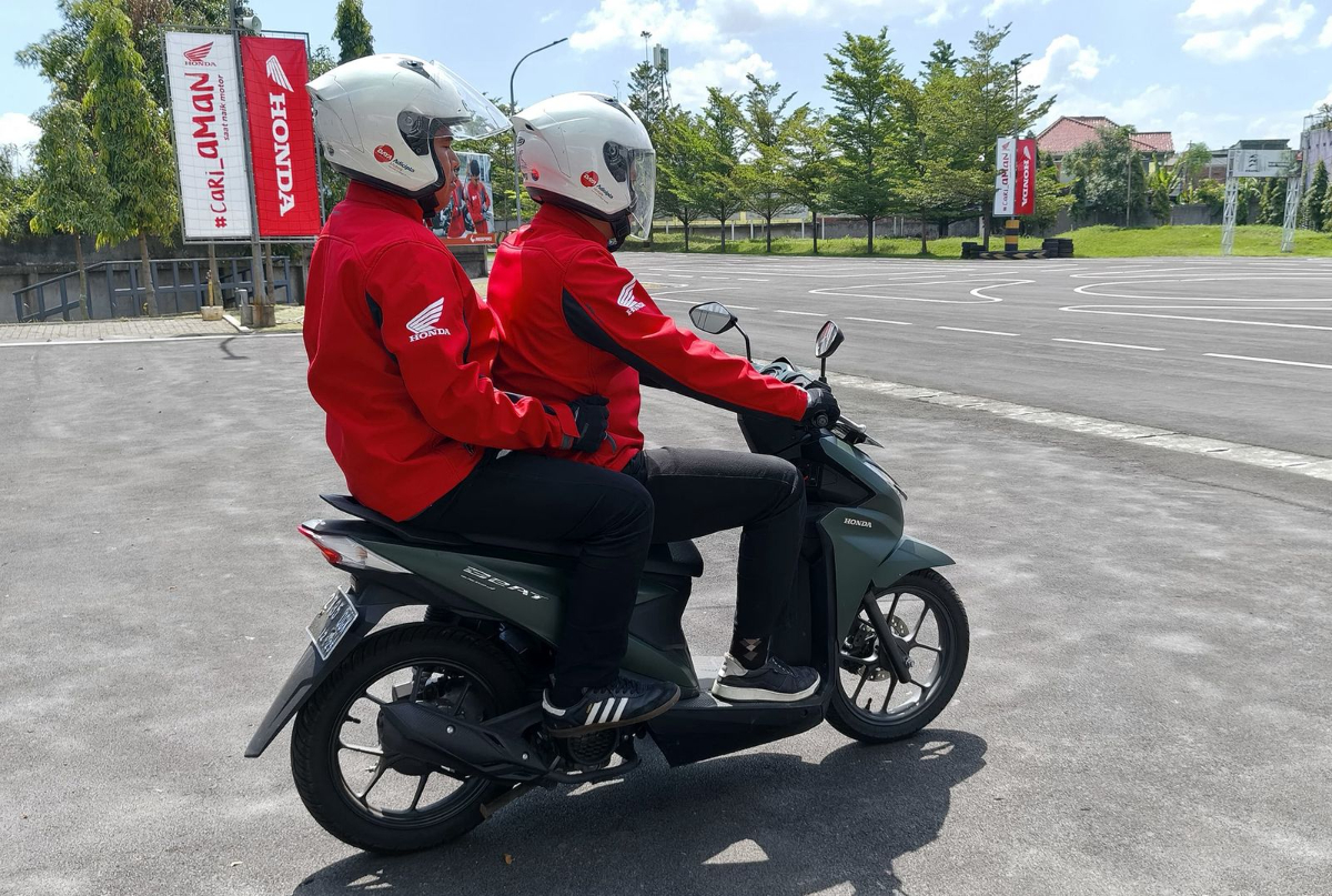 Hindari Berboncengan dengan Memegang Behel Belakang Sepeda Motor