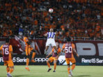 Hasil akhir Borneo FC vs Persib berakhir imbang 1-1. Adam Alis membawa Persib unggul sebelum disamakan penalti Mariano Peralta