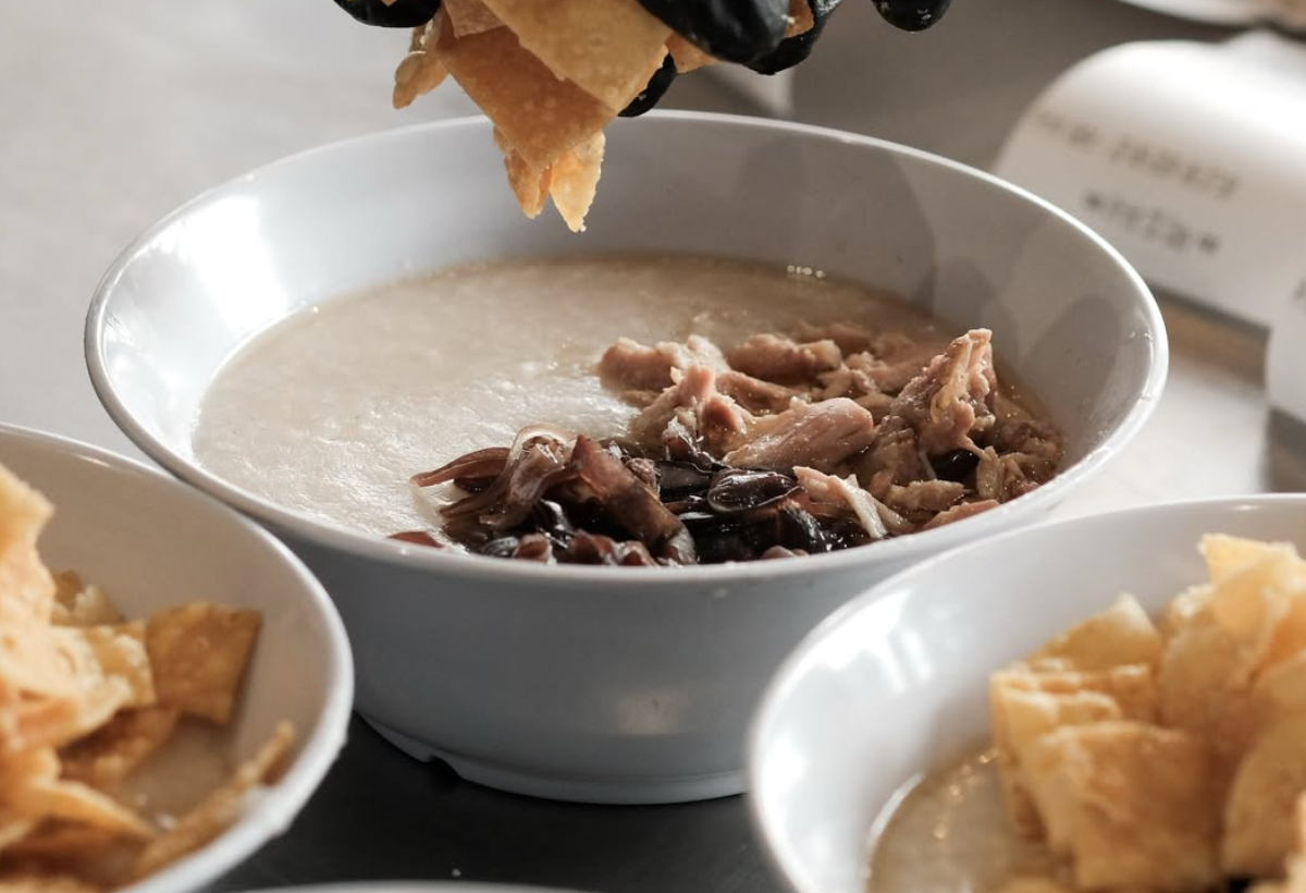 wisata kuliner bandung bubur dibawah pohon rindang. foto: ig@tokobuburdpr